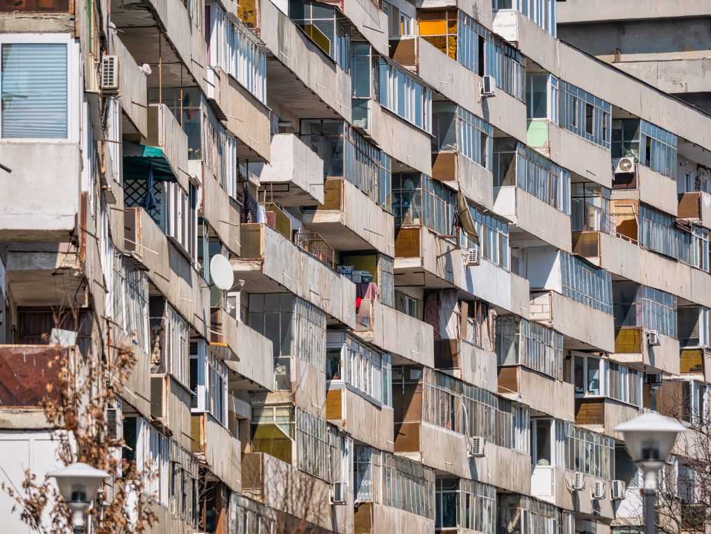 EXCLUSIV | Libertatea a calculat câți bani trebuie să scoți din buzunar pentru o locuință „verde”. Costurile, inaccesibile pentru românii de rând 2 shutterstock2290592925