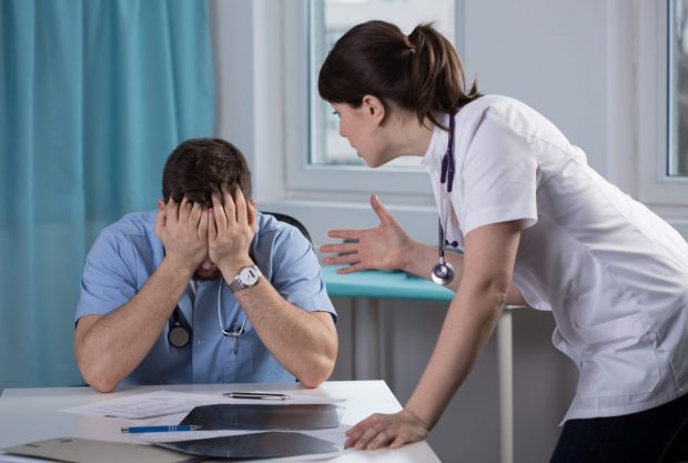 O treime dintre doctori suferă de burnout, iar peste 50% vor să plece în străinătate, spune șeful Colegiului Medicilor