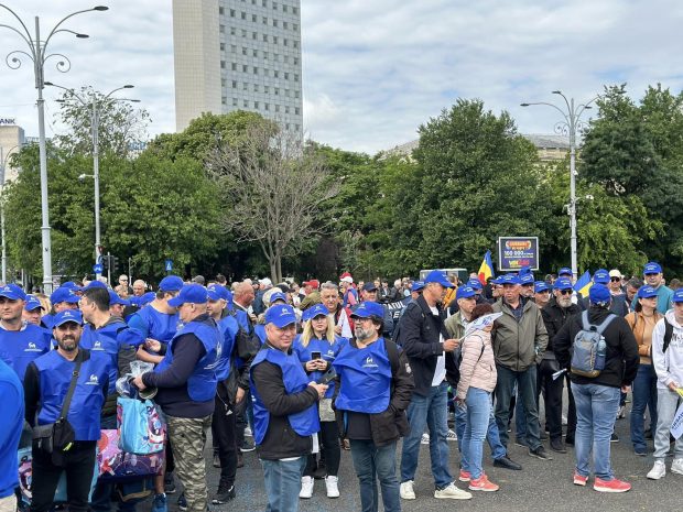 Val de greve și proteste înaintea alegerilor din 9 iunie. Cabinetul Ciolacu, acuzat de „discriminare salarială” inclusiv de aparatul de lucru al Guvernului
