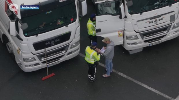 Șofer român de TIR prins în Belgia că dormea în camion, în parcare: „Șeful preferă să plătească amenda, e mai ieftin decât hotelul”