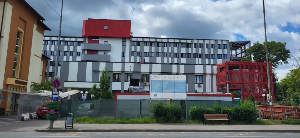 Bebeluș născut prematur, abandonat de medici într-un sac. A murit după 16 ore. Reproșul aruncat asistentei: „Nu-ţi dai seama că, sacul lăsat deschis, copilul se oxigenează şi trăieşte?!” 1 spital campina3