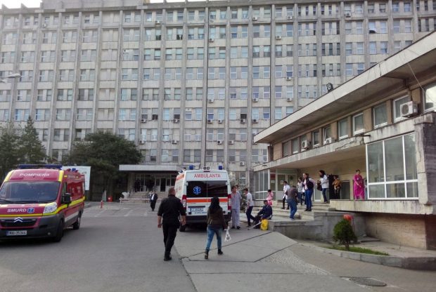 Asistenţi medicali din Constanţa, acuzaţi că luau șpagă ca să grăbească predarea persoanelor decedate, au fost reţinuti