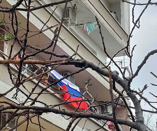 steag rusesc arborat la un apartament din stara zagora bulgaria