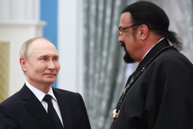 Putin l-a decorat pe Steven Seagal. Actorul american, elogios cu liderul rus: „Spectaculoasa, strălucitoarea conducere a președintelui nostru”
