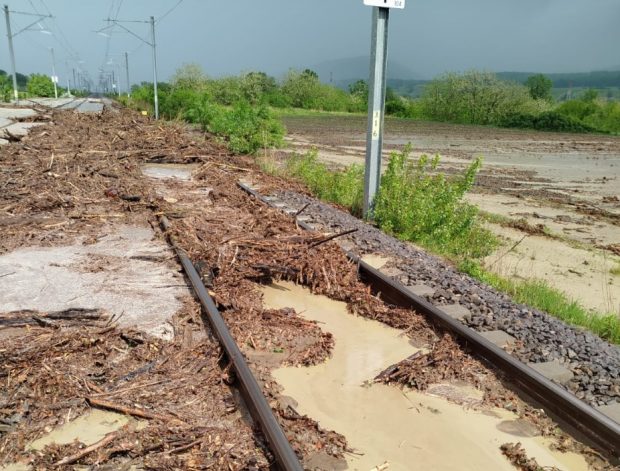 Circulație feroviară blocată din cauza unei viituri. Trenuri cu întârzieri de până la 290 de minute