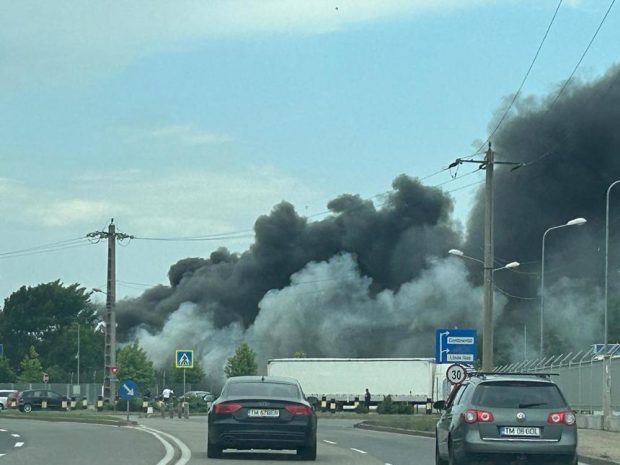 Incendiu cu degajări mari de fum în curtea comună a unor firme din Timișoara