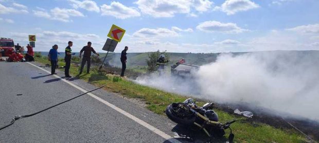 Două motociclete și o mașină s-au izbit și au luat foc la Ciortești, Vaslui: trei oameni au murit