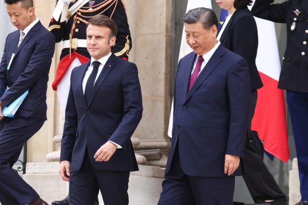 Summitul Macron-Xi, dominat de divergențe. Politico: „Doi împărați, la marginea a două războaie”