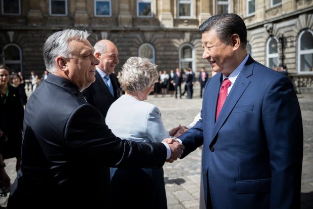 Xi Jinping, primit de Viktor Orban. Liderul chinez laudă relațiile sino-ungare: „O croazieră de aur”