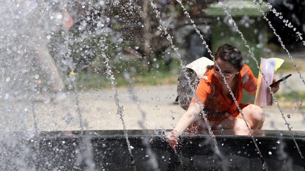 IMAGINI din Bucureștiul aprins de caniculă. A treia zi cu temperaturi de peste 35 de grade Celsius