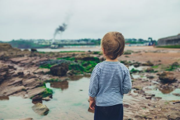 Studiu UNICEF. Cum afectează schimbările climatice viața copiilor: „Corpurile și mințile lor sunt deosebit de vulnerabile la poluare, bolile mortale și vremea extremă”