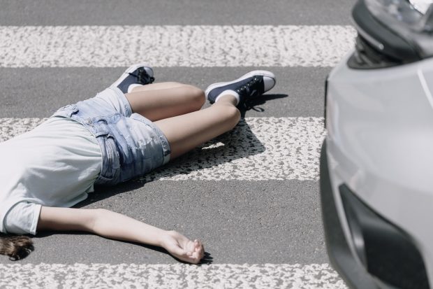Un bucureștean a lovit cu mașina o femeie, i-a oferit bani și cercei, iar apoi a fugit de la locul accidentului. Acum este cercetat penal