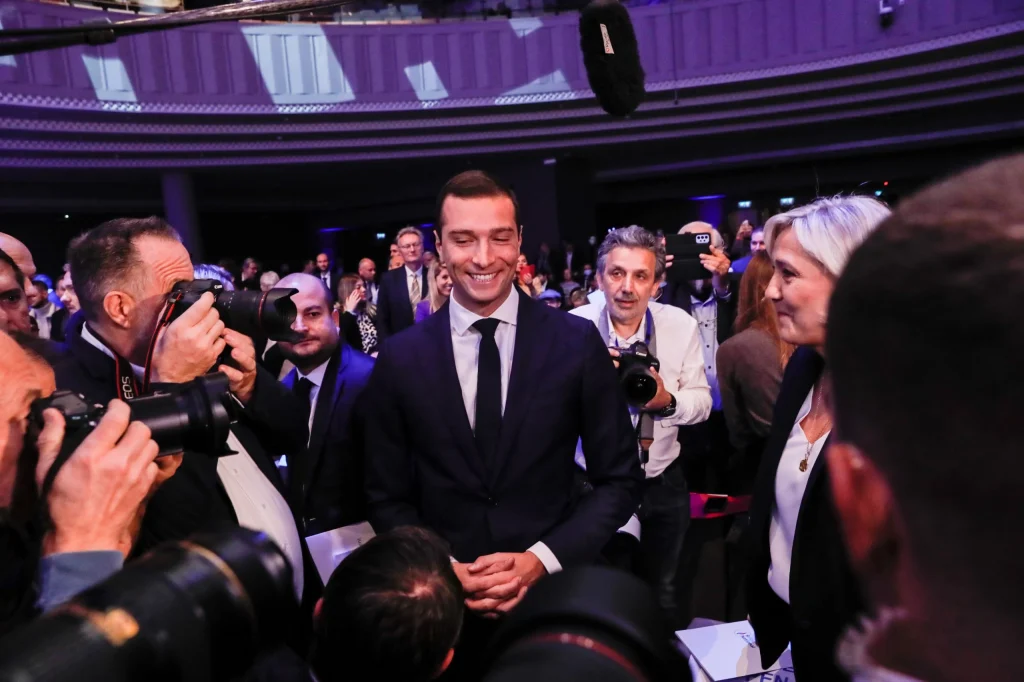 Jordan Bardella, „lupul tânăr” al extremei drepte franceze. Este favorit să devină premierul Franței