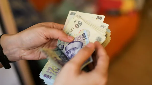 Salariul minim brut crește de la 1 iulie. Ciolacu: Angajaţii primesc în plus 284 de lei pe lună