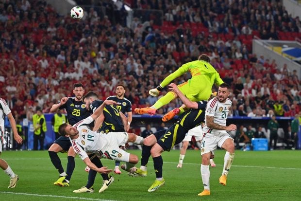 Scene dramatice la Euro 2024. Un jucător maghiar, accidentat grav în timpul meciului cu Scoția, a fost scos cu targa. „Era inconştient”. VIDEO