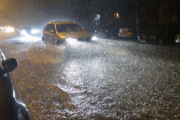 Urmările furtunilor de joi seară. Prăpăd în București și alte județe din țară: copaci căzuți, mașini avariate, gospodării şi subsoluri inundate