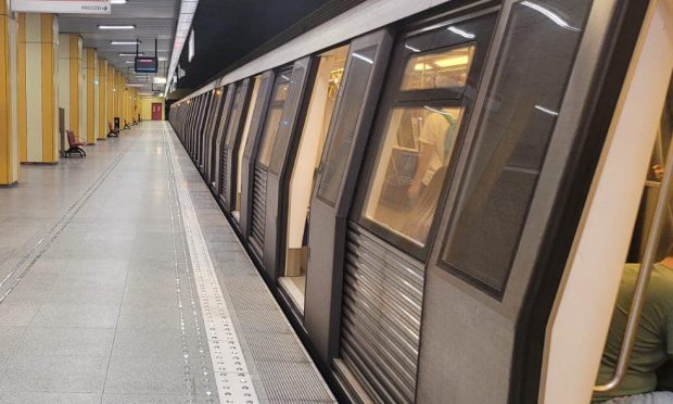 Un tânăr a murit, după ce a căzut în fața metroului, la stația Aurel Vlaicu