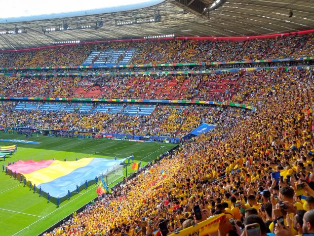 München, pământ românesc. Suporterii tricolorilor au luat cu asalt Marienplatz, „inima” capitalei bavareze, și, apoi, stadionul | FOTO și VIDEO