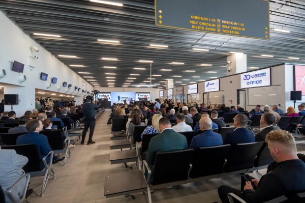 Indicii referitoare la sursa mirosului de hazna din Aeroportul Timișoara: „Credem că vine din tavan”