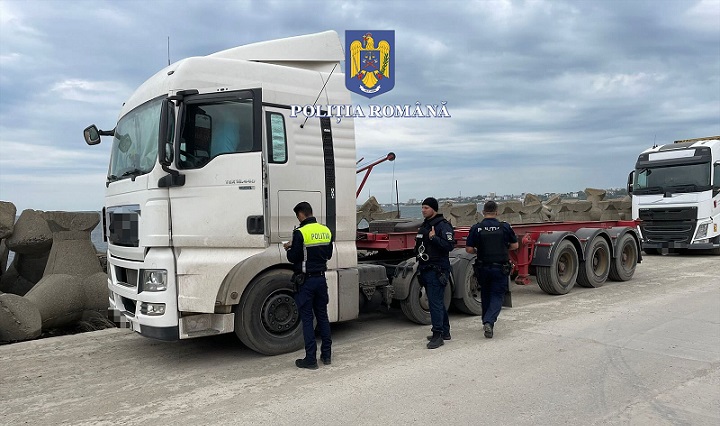 Prins în Constanța pentru dare de mită. A promis 90.000 de dolari vameșilor din port. Prins în Constanța pentru dare de mită. A promis 90.000 de dolari vameșilor din port.