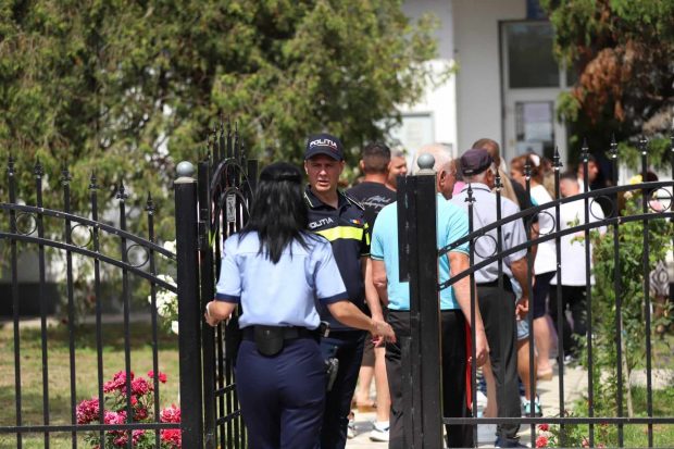 ALEGERI 2024. Secția de votare din Belciugatele, Călărași, păzită de jandarmi și polițiști, după bătaia dintre PSD și PNL de săptămâna trecută. „50 de porții de mici și o friptură la doi oameni”