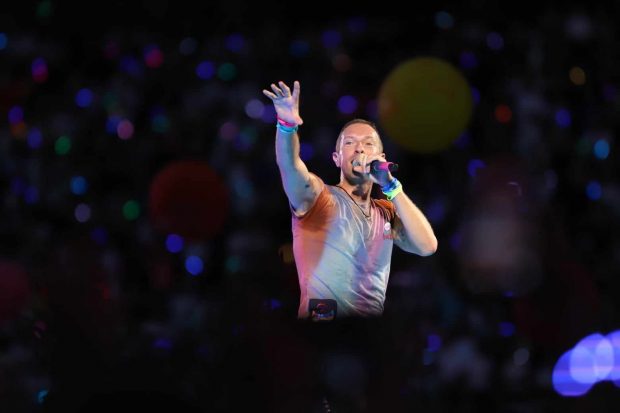 Concert Coldplay la București. Un manelist a urcat pe scenă. Reacția publicului și primele imagini de la show-ul de pe Arena Națională