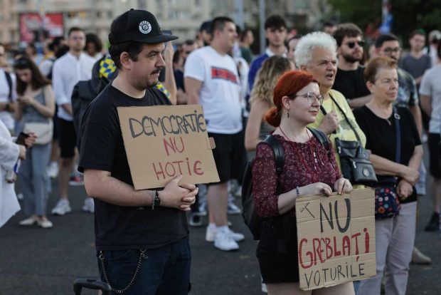 Protest cu câteva sute de oameni în Piața Victoriei, la care participă și Clotilde Armand. Oamenii cer renumărarea voturilor