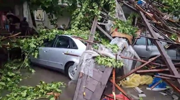 Furtuni în mai multe judeţe din ţară. Străzi inundate, acoperişuri luate de vânt şi maşini avariate de grindină