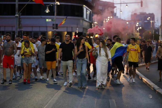 EURO 2024. Atmosferă superbă în București. Suporterii naționalei sărbătoresc calificarea tricolorilor în „optimi” în Piața Universității
