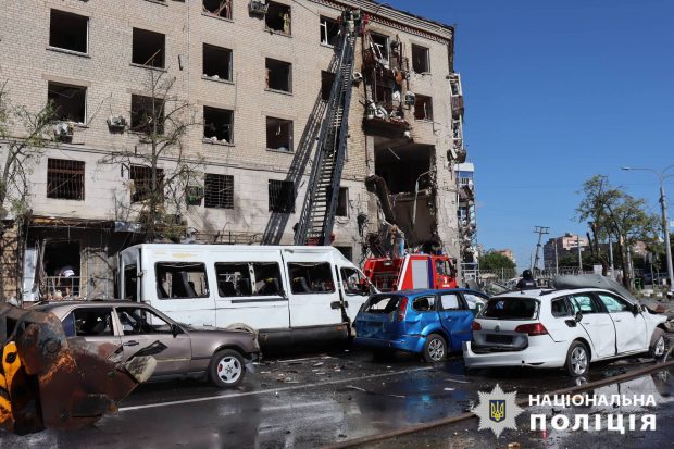 Război în Ucraina, ziua 850 | Bloc de cinci etaje din orașul Harkov, lovit de ruși cu bombe ghidate. Bilanțul victimelor