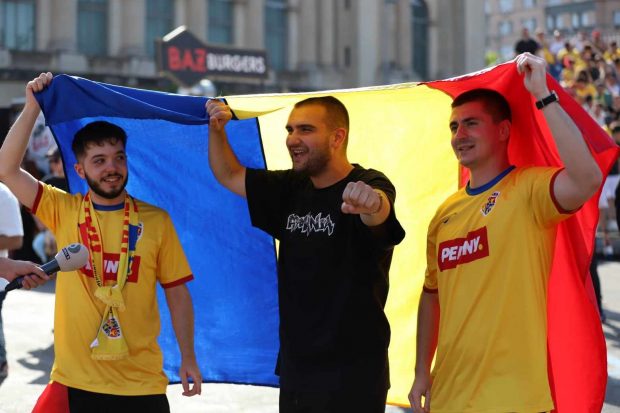 EURO 2024. Atmosferă superbă în București. Suporterii naționalei s-au adunat să vadă meciul România – Slovacia în Piața George Enescu