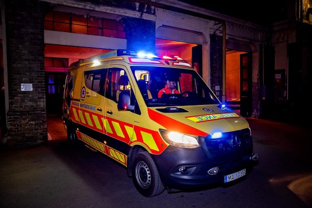 Un maghiar a chemat ambulanța ca să le ceară bani medicilor, după ce și-a cheltuit toate economiile într-un club de noapte