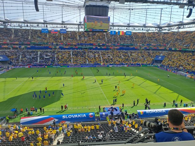 „Tricolorii”, primiți cu urale în momentul în care au intrat pe Frankfurt Arena: „România, România”
