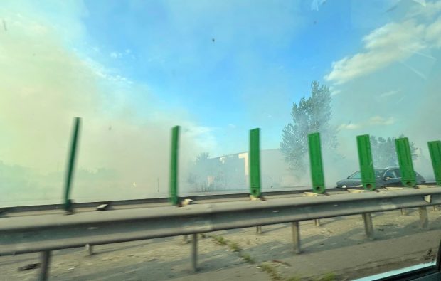 Circulația rutieră, reluată pe ambele sensuri ale Autostrăzii Soarelui. Incendiul de vegetație a provocat întârzieri mari pentru trenurile spre și dinspre Constanța