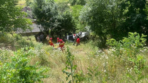 Mașină în care se aflau patru persoane, răsturnată într-o râpă, în Alba. Două femei au murit