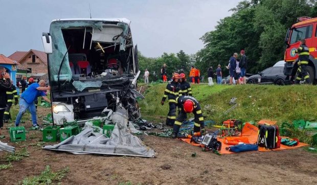 Un autocar cu 56 de persoane s-a ciocnit violent cu un autocamion plin cu bere, în județul Sibiu