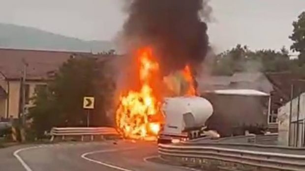 Imagini cu un TIR și o cisternă care ard ca o torță, la Ceica, în Bihor, după ce s-au ciocnit violent. VIDEO