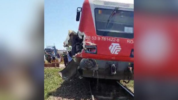 Accident feroviar la Tuzla, pe linia Constanța – Mangalia, după ce un tren privat cu 40 de călători la bord a lovit un camion încărcat cu piatră