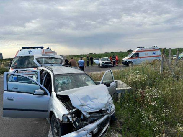Două mașini s-au izbit în plin într-o intersecție, în Argeș. Accidentul s-a soldat cu decesul unei persoane și rănirea altor patru
