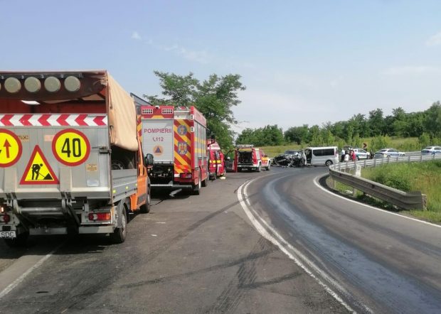 Zece persoane implicate într-un accident rutier pe drumul naţional care leagă Timişul de Hunedoara