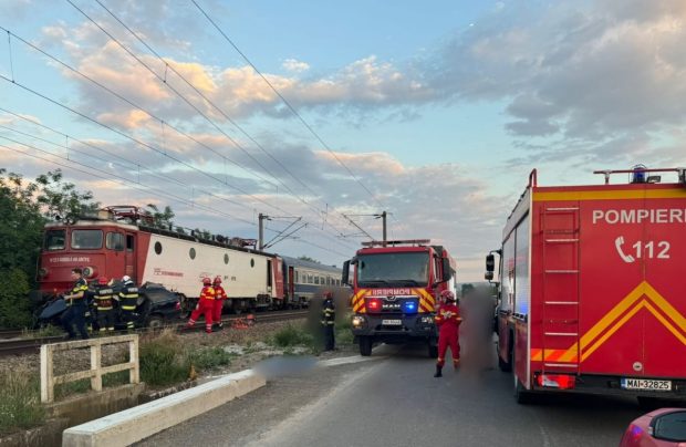 Tânăr de 19 ani, din Suceava, mort după ce maşina pe care o conducea a fost lovită de tren, la o trecere cu calea ferată