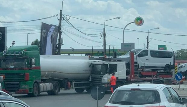 O cisternă cu 36 de tone de benzină și o platformă cu autoturisme, implicate într-un accident la Ploiești