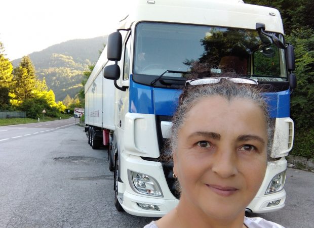 INTERVIU Adriana Mureșan, șoferița de TIR care salvează românii ajunși în situații disperate: „Sunt momiți pe TikTok și Facebook cu locuri de muncă și apoi ajung sclavi”