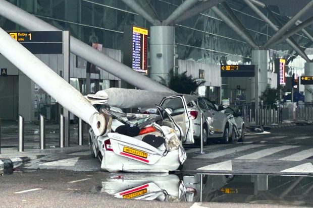 O parte din acoperișul principalului aeroport din New Delhi s-a prăbușit din cauza ploilor. Cel puțin o persoană a murit