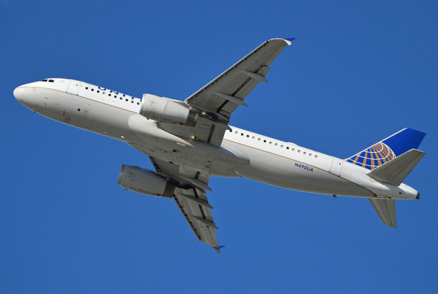 Probleme pentru un Airbus A320 al United Airlines, vechi de 22 de ani: părți ale carcasei unui motor s-au desprins după decolare