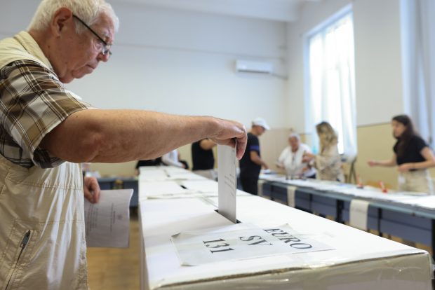Mai multe secții din Timiș și Hunedoara au sărit de 100% prezență la vot la ora 13.00. Cum s-a ajuns în această situație