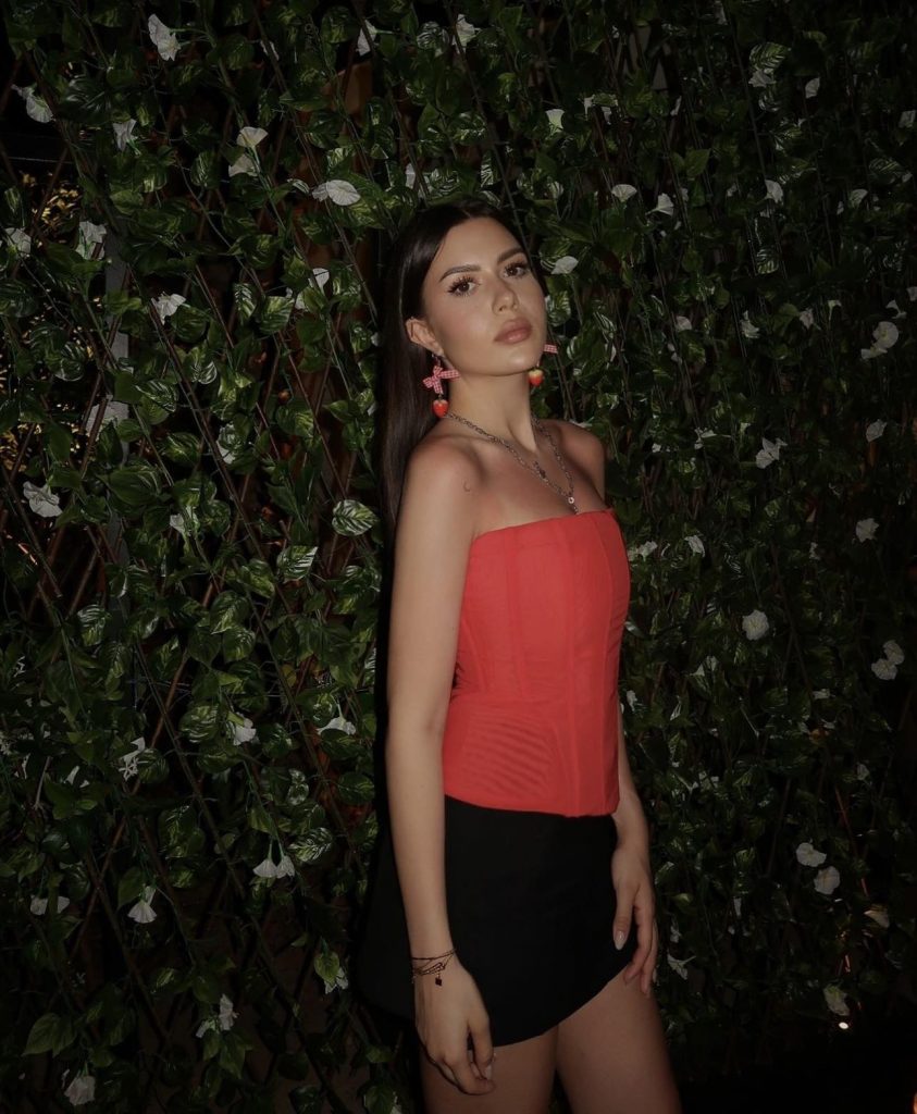 Imagini rare cu Alessia, fiica lui Ilie Năstase din căsnicia cu Amalia. Tânăra studiază în Paris 5 alessia fiica lui ilie nastase 3