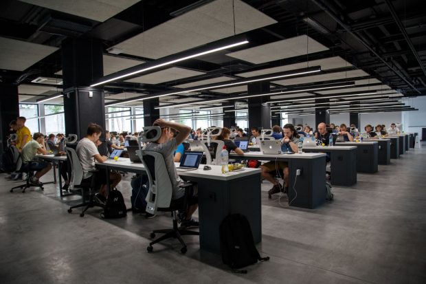 Piața muncii, după primele 6 luni: peste 150.000 de joburi noi și 5,3 milioane de aplicări. Angajatorii din retail, servicii și call – center / BPO au venit cu cele mai multe oferte pentru candidați