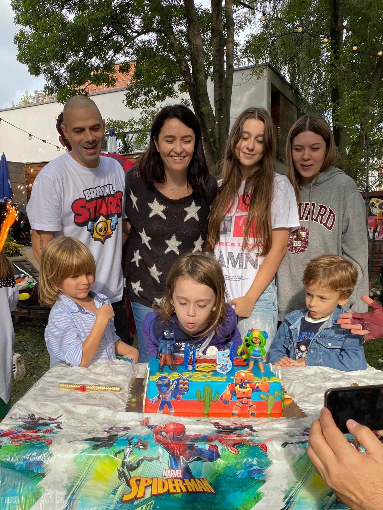 Emma, fiica lui Ilie Năstase și a Amaliei, admisă la facultatea unde au studiat prințul William și Kate Middleton: „A avut de susținut 19 examene” 5 amalia nastase si fetele sale 1