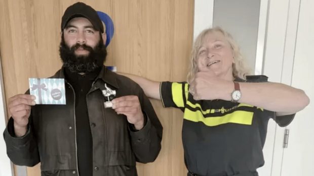 O campanie online a strâns 34.000 de euro pentru un bărbat fără adăpost din Amsterdam, care predase poliției un portofel cu 2.000 de euro